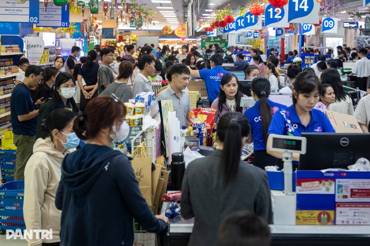 HCM City supermarkets overwhelmed as shoppers leave Tet buying late - 5