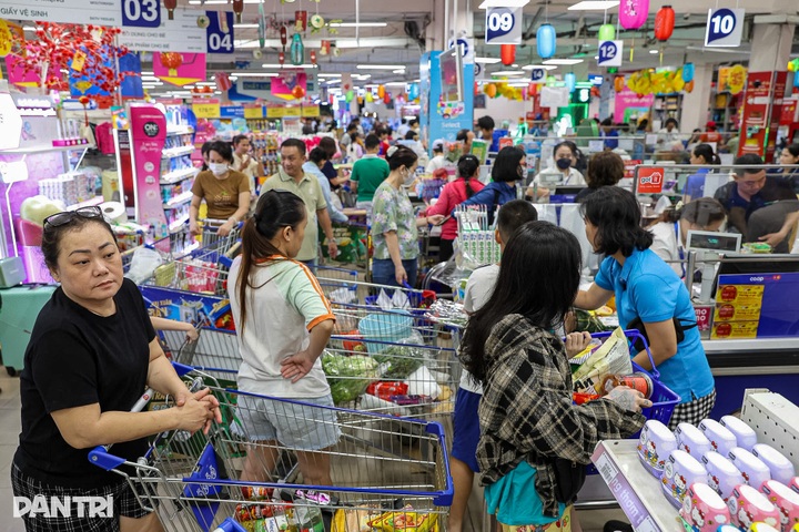 HCM City supermarkets overwhelmed as shoppers leave Tet buying late - 1