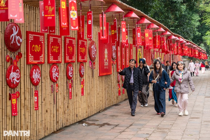 Temple of Literature draws crowds seeking Tet calligraphy - 9