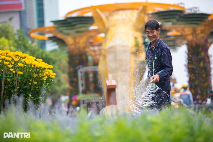 Giant horse mascot unveiled at Nguyen Hue Flower Street - 10