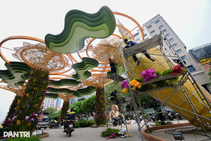 Giant horse mascot unveiled at Nguyen Hue Flower Street - 8