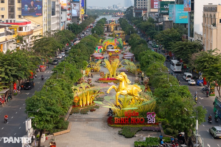Giant horse mascot unveiled at Nguyen Hue Flower Street - 1