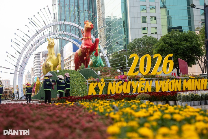 Giant horse mascot unveiled at Nguyen Hue Flower Street - 4