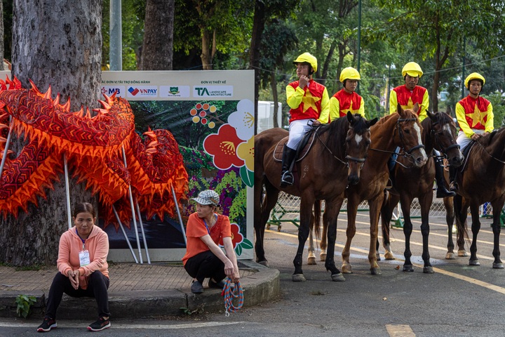 Real horses parade at Ho Chi Minh City Spring Flower Festival - 3