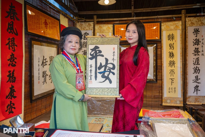 Temple of Literature draws crowds seeking Tet calligraphy - 6