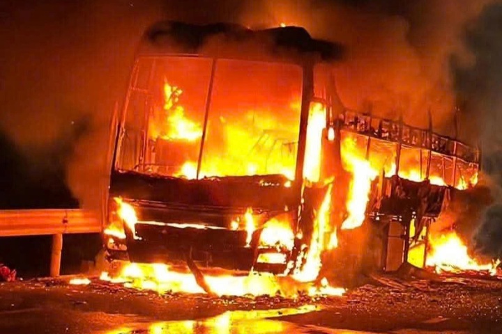 Coach carrying 34 people catches fire in Dak Lak - 1