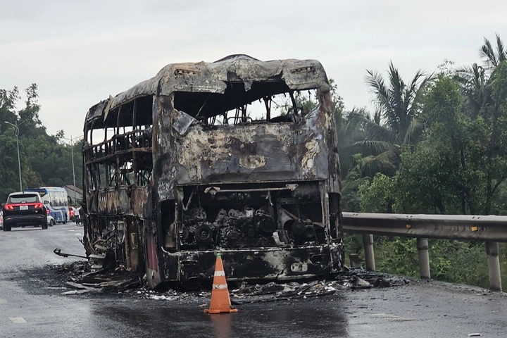 Coach carrying 34 people catches fire in Dak Lak - 2