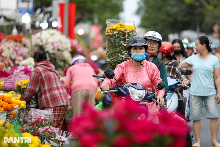 Brilliant blooms light up HCM City's floating Tet flower market - 7