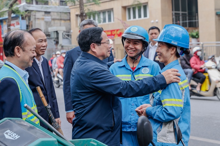 Prime Minister gives lucky money to sanitation workers ahead of Tet - 2