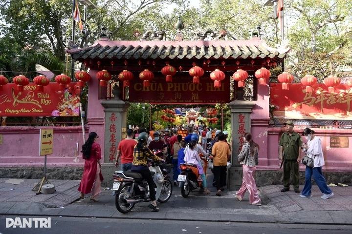 Crowds pack Ngoc Hoang Pagoda on first day of Lunar New Year - 1 Crowds pack Ngoc Hoang Pagoda on first day of Lunar New Year - 1