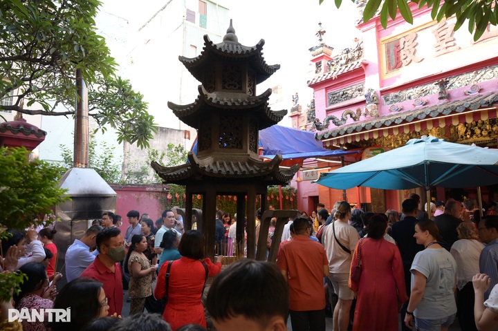 Crowds pack Ngoc Hoang Pagoda on first day of Lunar New Year - 4 Crowds pack Ngoc Hoang Pagoda on first day of Lunar New Year - 4