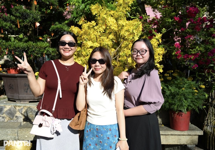 Crowds pack Ngoc Hoang Pagoda on first day of Lunar New Year - 8 Crowds pack Ngoc Hoang Pagoda on first day of Lunar New Year - 8