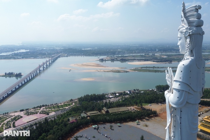 Southeast Asia’s tallest Bodhisattva statue attracts visitors during Tet - 6