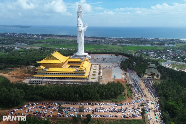 Southeast Asia’s tallest Bodhisattva statue attracts visitors during Tet - 8