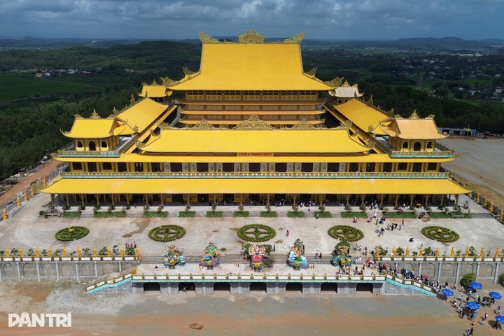 Southeast Asia’s tallest Bodhisattva statue attracts visitors during Tet - 4