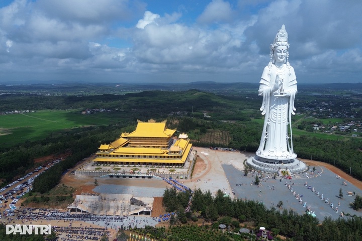 Southeast Asia’s tallest Bodhisattva statue attracts visitors during Tet - 1