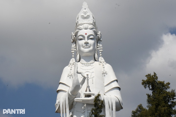 Southeast Asia’s tallest Bodhisattva statue attracts visitors during Tet - 7