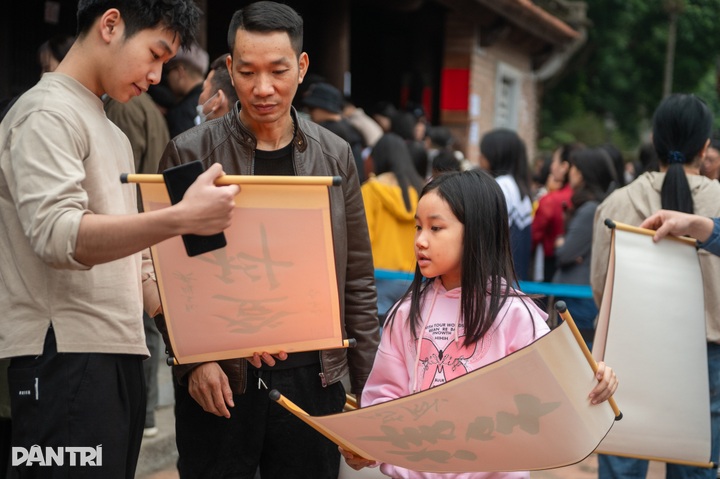 Visitors seek calligraphy for New Year at Temple of Literature - 4