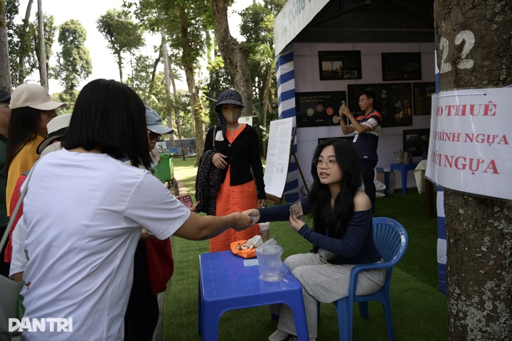 Hundreds in Ho Chi Minh City try horse riding during Tet holiday - 3 Hundreds in Ho Chi Minh City try horse riding during Tet holiday - 3