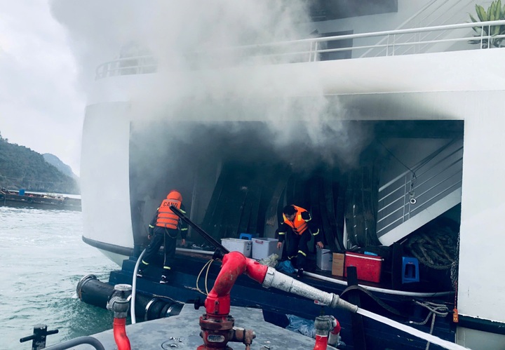 Engine room fire breaks out on Cat Ba cruise ship - 1