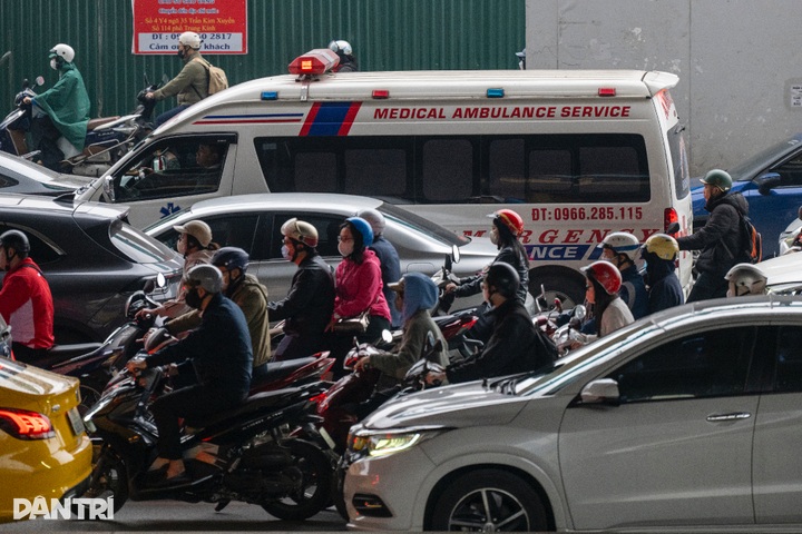 Hanoi gridlocked as residents return after Tet holiday - 8