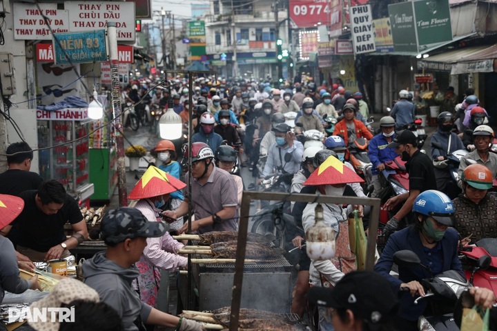 Grilled snakehead fish stalls sell thousands on God of Wealth day - 1 Grilled snakehead fish stalls sell thousands on God of Wealth day - 1