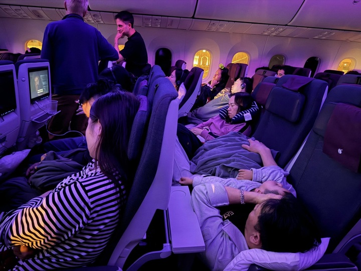 Middle East airport closures leave Vietnamese passengers stranded - 1