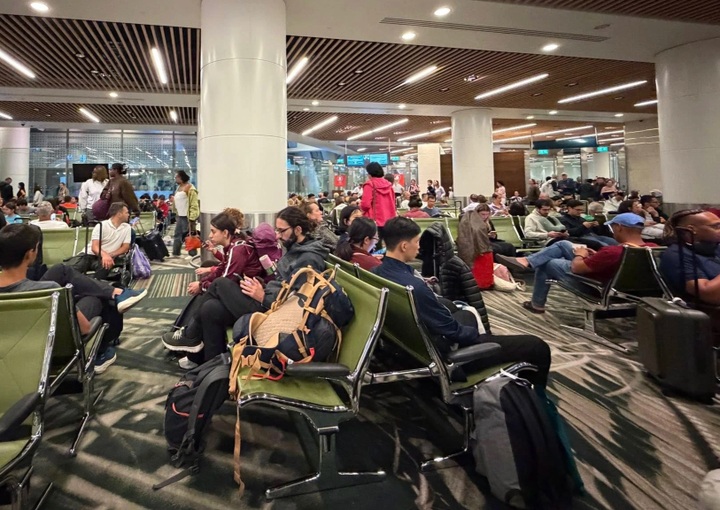 Middle East airport closures leave Vietnamese passengers stranded - 3