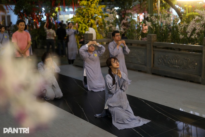 Ho Chi Minh City residents release lanterns for Lunar New Year peace - 12