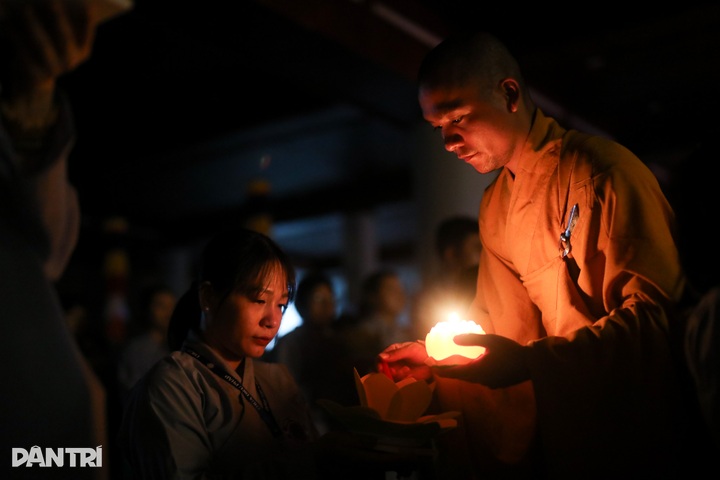 Ho Chi Minh City residents release lanterns for Lunar New Year peace - 5