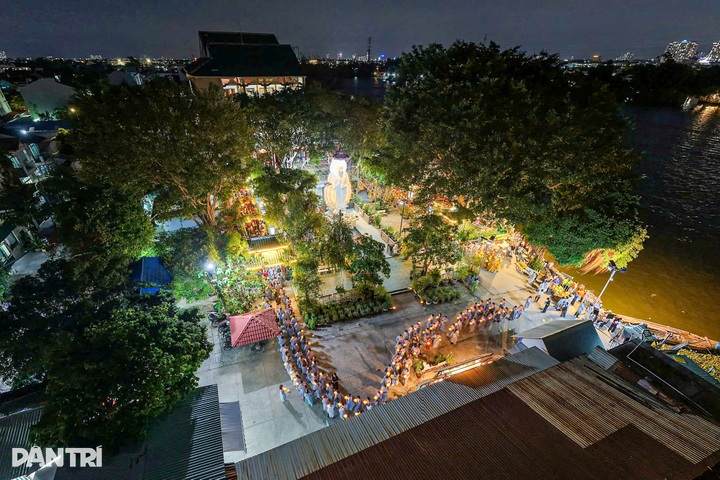 Ho Chi Minh City residents release lanterns for Lunar New Year peace - 13