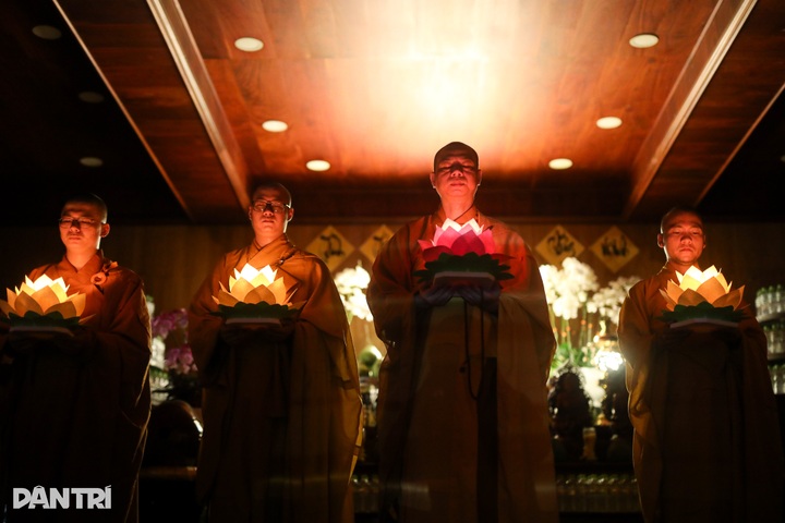 Ho Chi Minh City residents release lanterns for Lunar New Year peace - 4