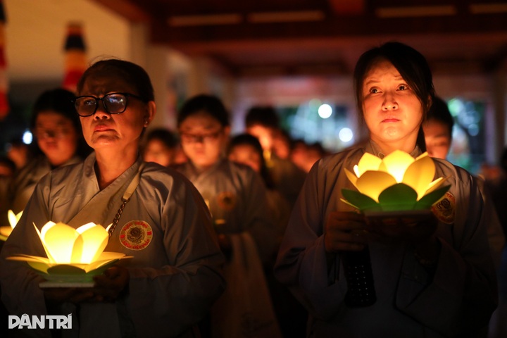 Ho Chi Minh City residents release lanterns for Lunar New Year peace - 6