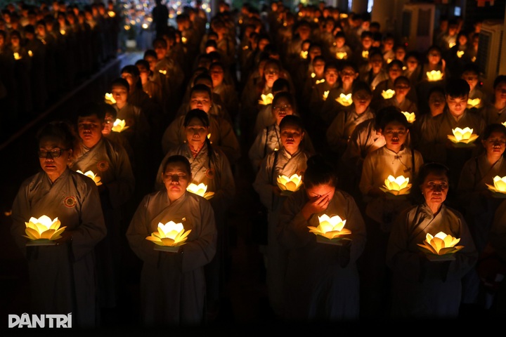 Ho Chi Minh City residents release lanterns for Lunar New Year peace - 1