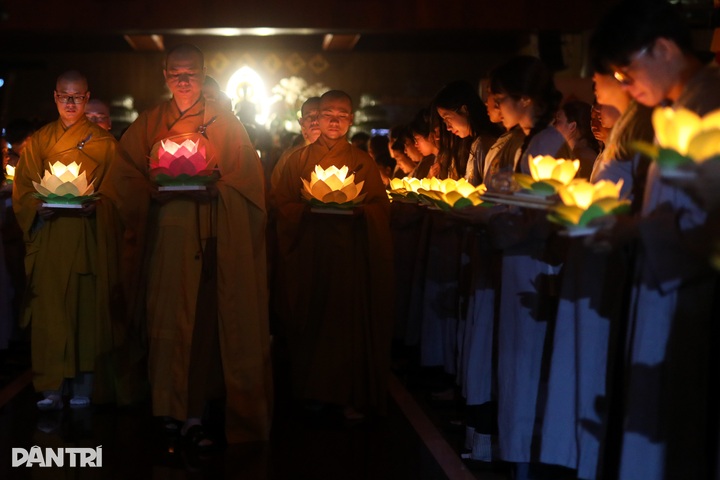Ho Chi Minh City residents release lanterns for Lunar New Year peace - 7