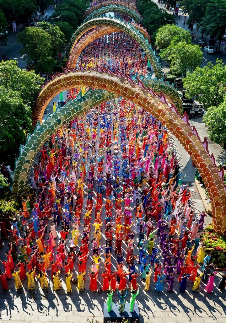 More than 50,000 sign up for HCM City Ao Dai Festival - 1