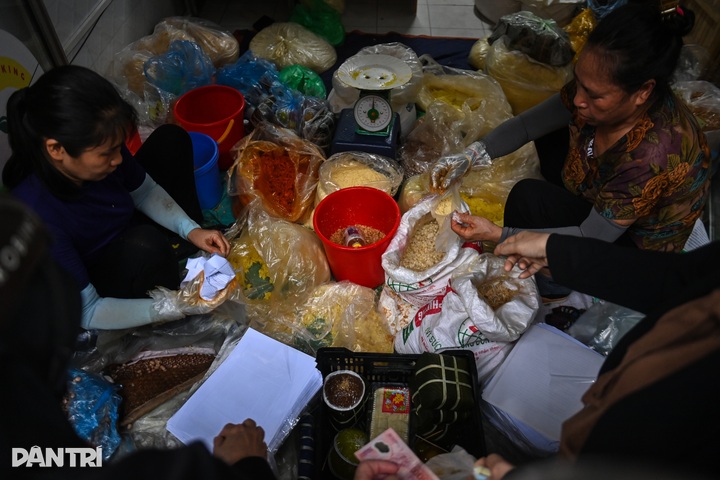 Hanoi Old Quarter sees long queues for full moon offerings - 2