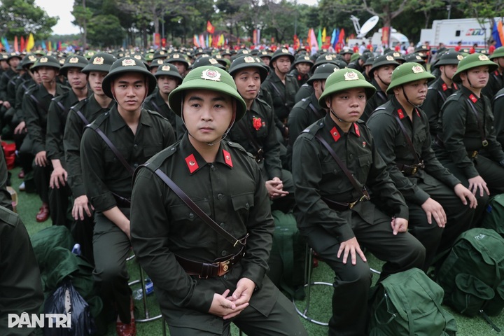Tens of thousands of young Vietnamese begin military service - 1