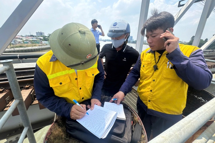 Cargo vessel hits Dong Nai bridge, disrupts North-South railway - 2 Cargo vessel hits Dong Nai bridge, disrupts North-South railway - 2
