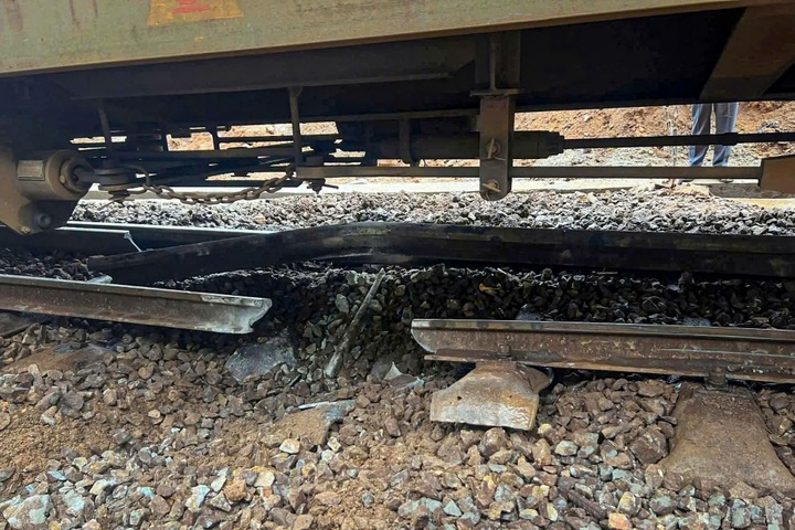 Freight train derails on Hai Van Pass, rail line damaged - 1