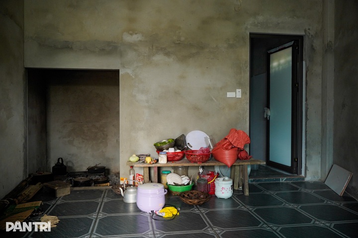 Poor family in Lao Cai receives donor-funded new home - 6