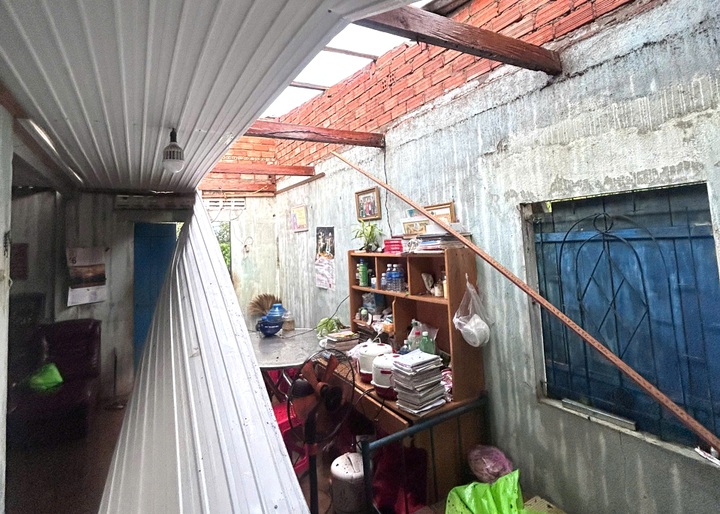 Tornado damages homes and disrupts traffic in Lam Dong - 1 Tornado damages homes and disrupts traffic in Lam Dong - 1