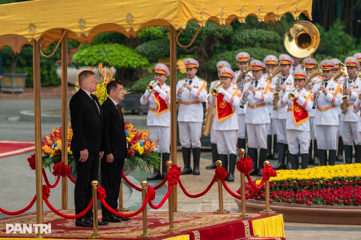 PM Le Minh Hung hosts Slovak counterpart on official Vietnam visit - 3