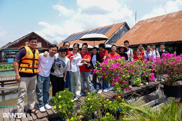 Tourists enjoy koi fish massage on Mekong islet - 5