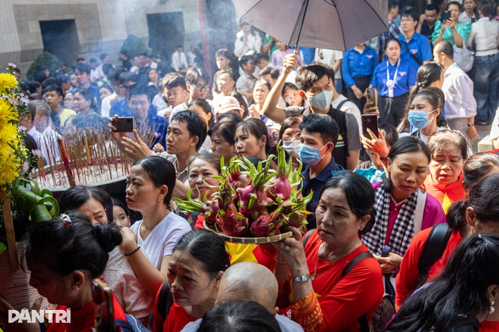 Thousands flock to Hung Kings memorial temple in Ho Chi Minh City - 1