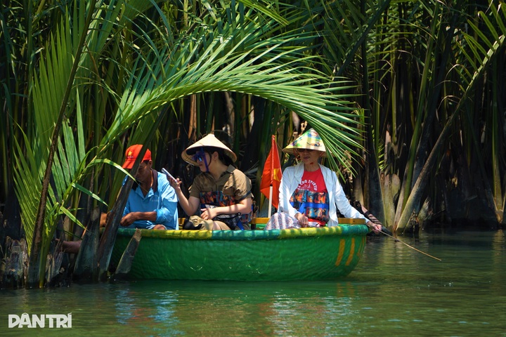 Basket-boat dance becomes hit at Bay Mau nipa palm forest - 8