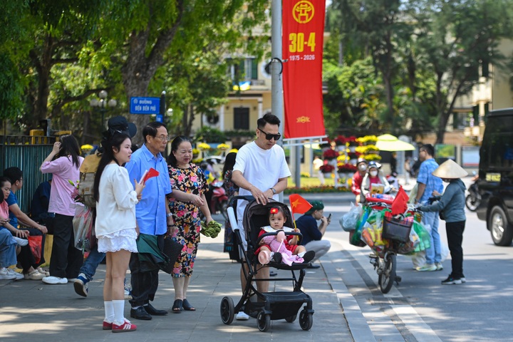 Crowds flock to Ba Dinh Square for holiday photos - 3