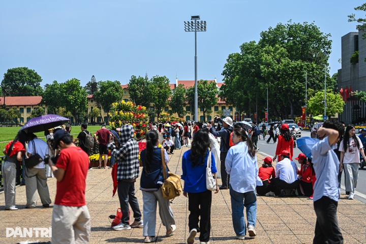 Crowds flock to Ba Dinh Square for holiday photos - 1