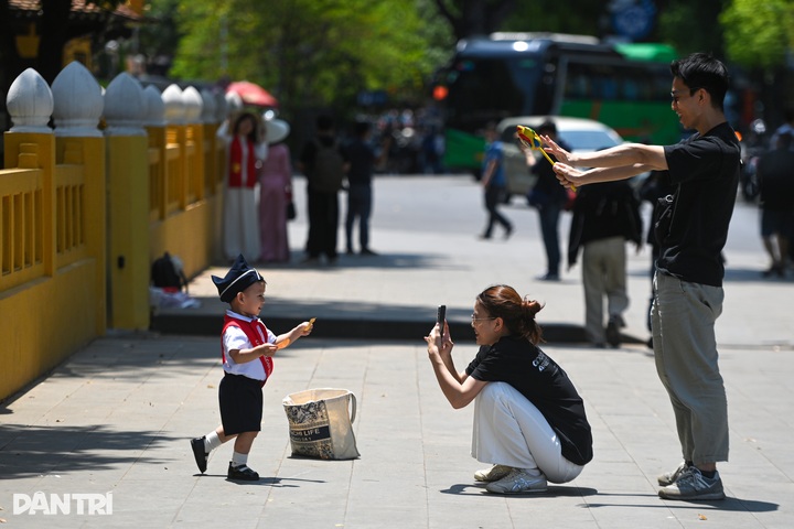 Crowds flock to Ba Dinh Square for holiday photos - 5