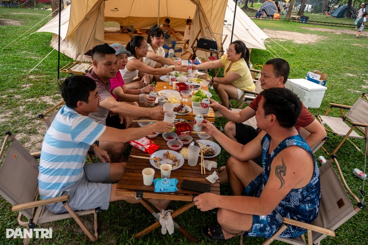 Families flock to parks for camping break in Hanoi - 5
